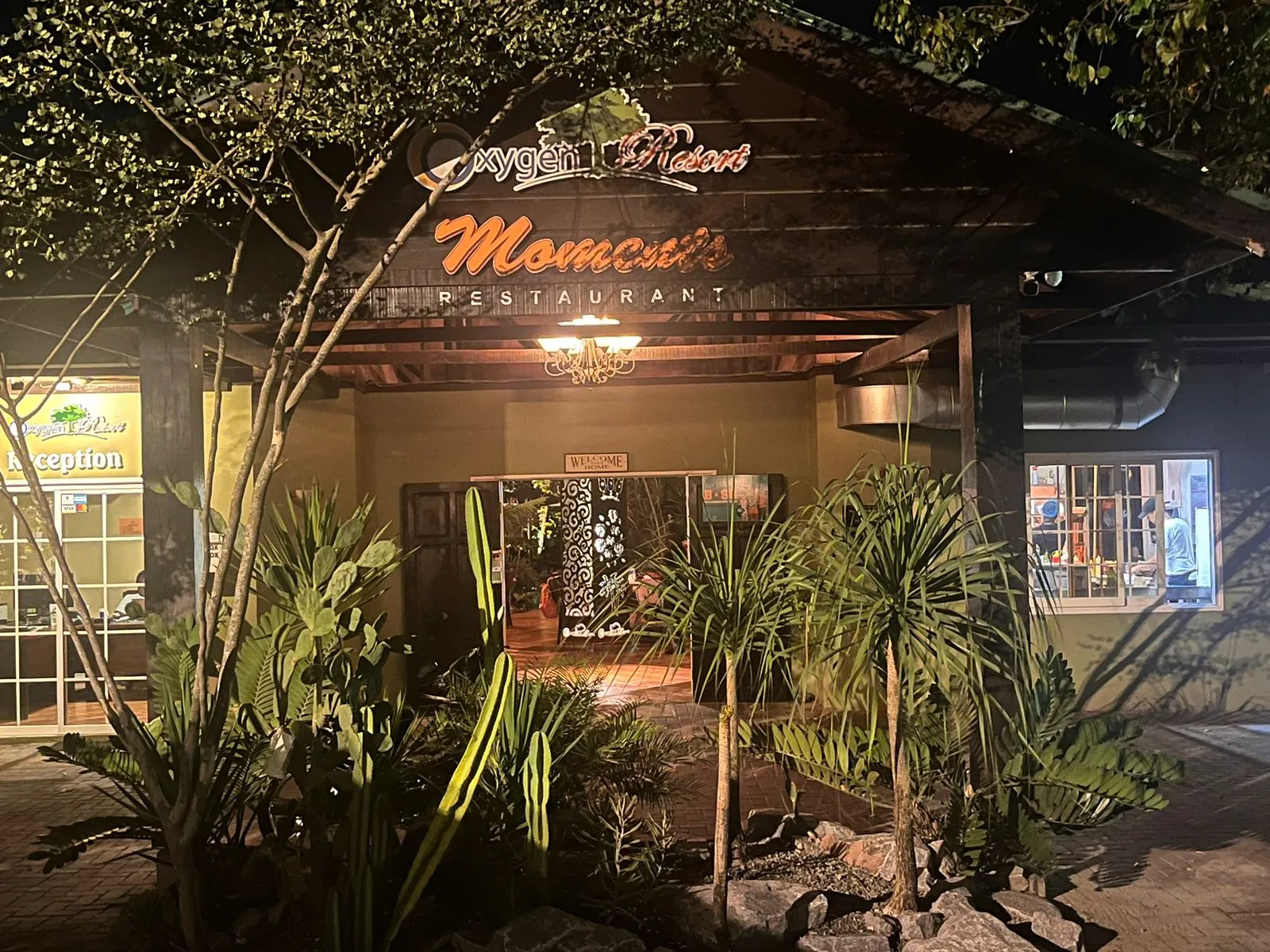 Moment's Restaurant, Food in Paramaribo