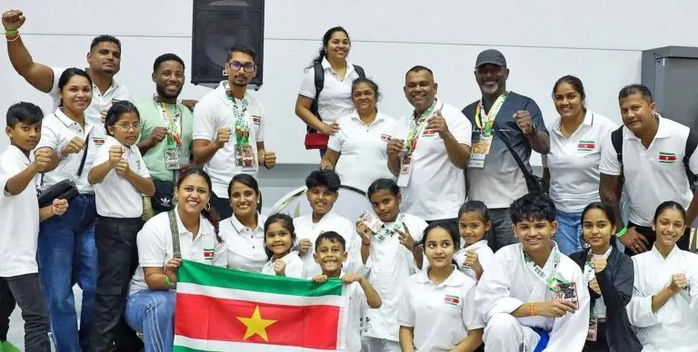 Surinaamse karateploeg keert uit Panama terug met indrukwekkende medailleoogst