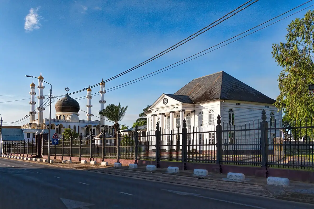 The Keizerstraat mosque and the Neveh Shalom synagogue standing side by side in Paramaribo